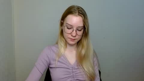 Abby Lovense is active online show from November 2025 09:39:01 AM