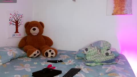 ADAMS Y NIKI online show from February 2025 08:01:01 PM