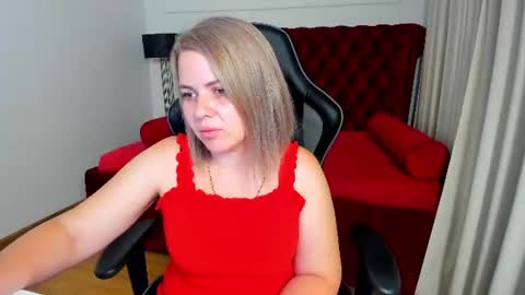 Snapshot of adeleravelle chatting on June 2026 05:28:01 AM AdeleRavelle online show from June 2026 05:28:01 AM