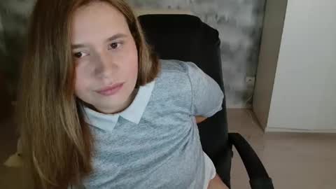 Snapshot of adelinalawson chatting on April 2026 06:19:01 AM adelinalawson online show from April 2026 06:19:01 AM