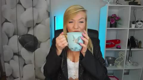 Snapshot of adrenalinlaura chatting on November 2025 06:30:02 AM AdrenalinLaura online show from November 2025 06:30:02 AM