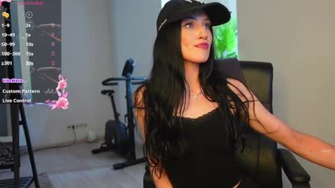 Snapshot of agelina_summer chatting on June 2026 02:33:01 PM Agelina Lilly Laura online show from June 2026 02:33:01 PM