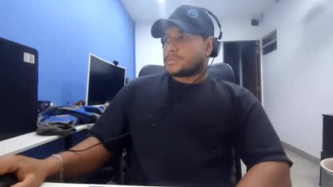 Esteban online show from December 2025 04:09:01 AM