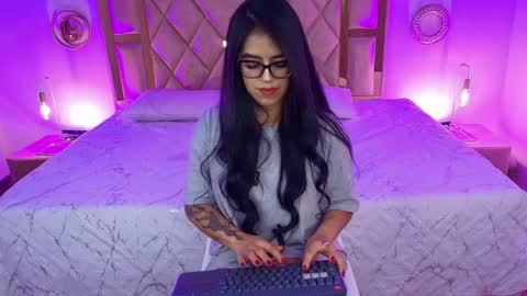 alahiacolucci online show from May 2026 01:30:01 PM