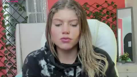 Snapshot of alaia_greyy chatting on June 2026 01:15:01 PM Alaia online show from June 2026 01:15:01 PM