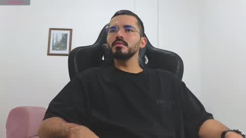 alejandroo_7 online show from December 2025 05:44:02 PM