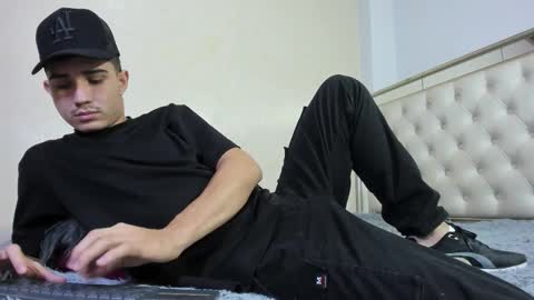 alejo_gray1 online show from November 2025 03:17:01 AM