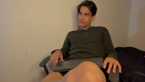 Snapshot of aless204 chatting on December 2025 02:31:02 AM aless online show from December 2025 02:31:02 AM