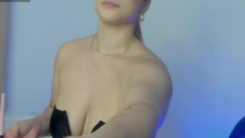 Snapshot of alesssia_moon chatting on June 2026 11:35:01 AM Alessia Moon online show from June 2026 11:35:01 AM