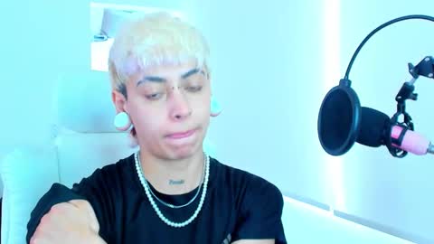 Residente0xxx online show from November 2025 06:08:01 PM