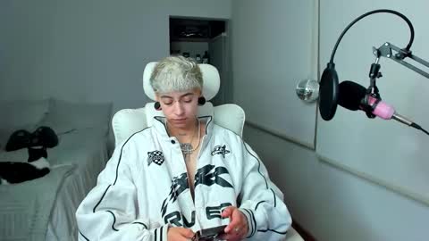 Residente0xxx online show from February 2026 10:20:02 AM