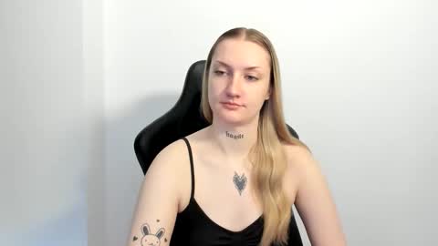 Snapshot of alexafragile chatting on June 2026 11:21:01 AM Alexa online show from June 2026 11:21:01 AM