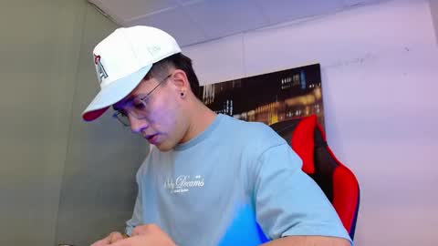 Snapshot of alexgiraldo__ chatting on May 2026 02:07:02 AM alexgiraldo__ online show from May 2026 02:07:02 AM