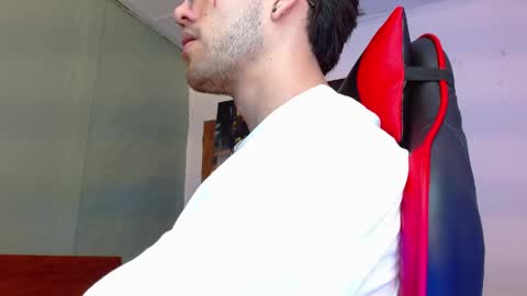 Snapshot of alexgiraldo__ chatting on June 2026 02:33:01 PM alexgiraldo__ online show from June 2026 02:33:01 PM