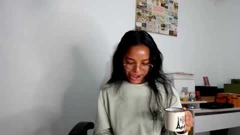 Snapshot of alia054 chatting on May 2026 01:40:01 PM Alia online show from May 2026 01:40:01 PM