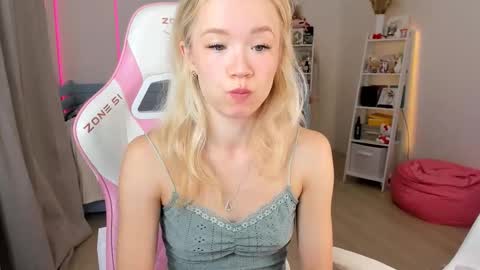 Snapshot of alice_forfun chatting on October 2025 05:18:01 AM Alichery online show from October 2025 05:18:01 AM