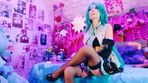Snapshot of alicebenett_ chatting on June 2026 08:32:02 PM online show from June 2026 08:32:02 PM