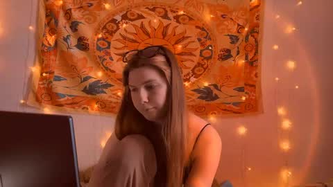 Snapshot of aliceinredsquare_ chatting on April 2026 12:29:02 PM Alice online show from April 2026 12:29:02 PM