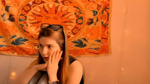 Snapshot of aliceinredsquare_ chatting on May 2026 05:12:01 AM Alice online show from May 2026 05:12:01 AM