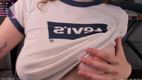 Snapshot of alicelu_ chatting on March 2026 06:46:02 AM Elle online show from March 2026 06:46:02 AM