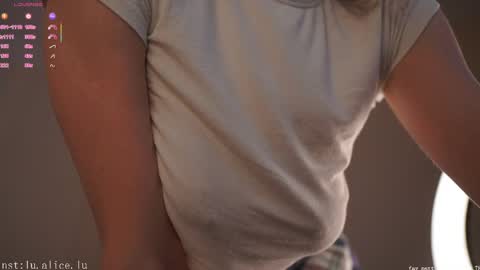 Snapshot of alicelu_ chatting on May 2026 05:56:01 AM Elle online show from May 2026 05:56:01 AM