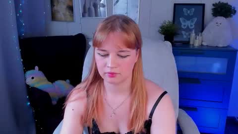 Snapshot of alicepopsy chatting on November 2025 11:20:01 AM Alice online show from November 2025 11:20:01 AM