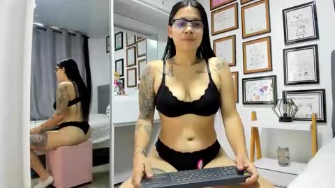 alicia_rainbow online show from May 2026 07:33:01 PM