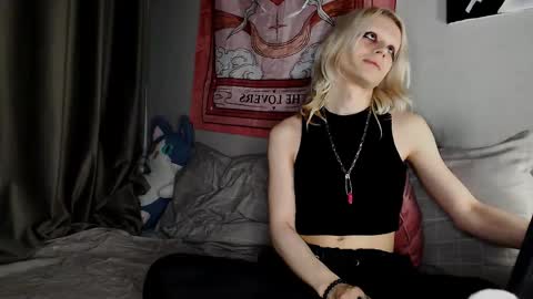 Snapshot of alien_bella chatting on May 2026 11:00:02 PM Alien Bella online show from May 2026 11:00:02 PM