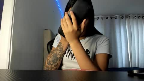 aliice_walker_ online show from October 2025 12:19:01 PM