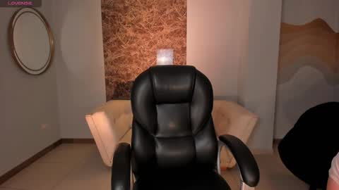 alinakravitz_ online show from November 2025 11:22:01 AM