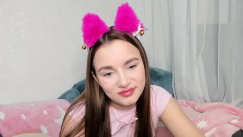 Snapshot of alinaluxxx chatting on April 2026 08:01:02 PM Alina online show from April 2026 08:01:02 PM