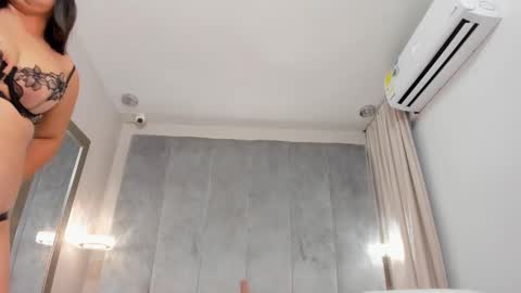 Snapshot of alinnasmith chatting on February 2025 10:44:02 PM Alinna online show from February 2025 10:44:02 PM