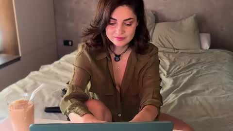 Snapshot of alliesynns chatting on July 2026 07:15:02 AM Allie online show from July 2026 07:15:02 AM