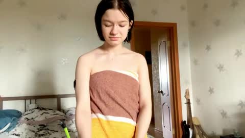 Snapshot of allisonbreese chatting on May 2026 12:46:02 PM Viola online show from May 2026 12:46:02 PM