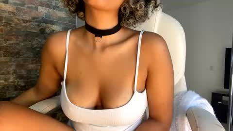 Snapshot of ally_summer chatting on December 2024 04:37:01 PM ally_summer online show from December 2024 04:37:01 PM