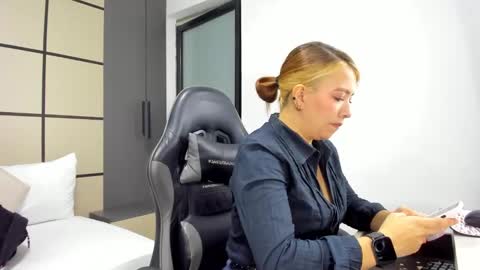 ALMA FENIX  online show from February 2026 02:22:02 PM