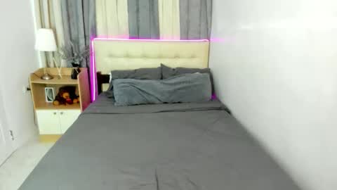 Andrea online show from November 2025 06:07:02 PM