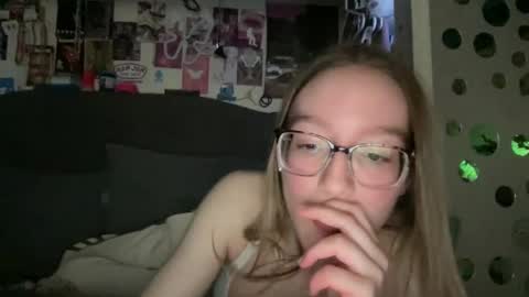 Snapshot of alyssag7001 chatting on March 2025 06:53:02 AM alyssag7001 online show from March 2025 06:53:02 AM