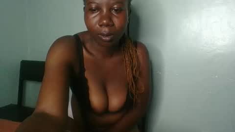 Snapshot of am_creme_delight chatting on April 2026 01:42:02 AM am_creme_delight online show from April 2026 01:42:02 AM