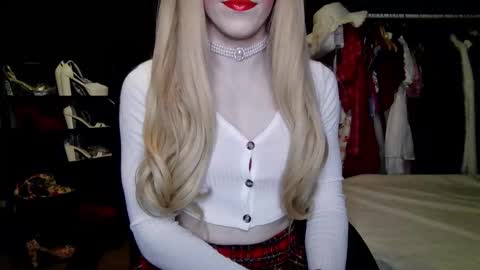 Snapshot of amaliecd chatting on September 2025 07:47:01 PM Amalie online show from September 2025 07:47:01 PM