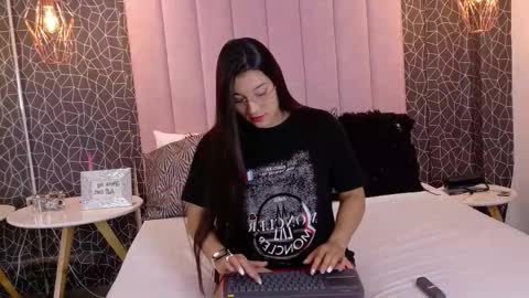 Snapshot of amberfiori_ chatting on November 2025 12:49:02 PM Amber online show from November 2025 12:49:02 PM