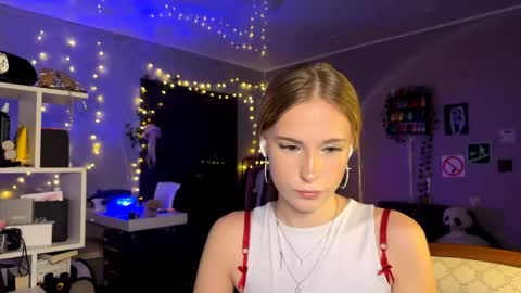 Snapshot of amily_sunray chatting on April 2026 02:43:01 PM Amily online show from April 2026 02:43:01 PM