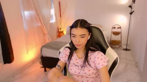 Snapshot of anabelwolf chatting on November 2025 03:52:02 PM ANABEL WOLF online show from November 2025 03:52:02 PM