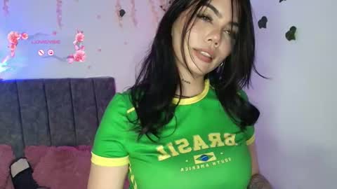 Snapshot of andra_rosse chatting on June 2026 04:43:02 AM Andra de la Rosse online show from June 2026 04:43:02 AM