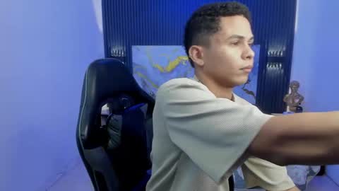 Snapshot of andres1_8 chatting on April 2026 02:44:02 AM IM ANDRES online show from April 2026 02:44:02 AM