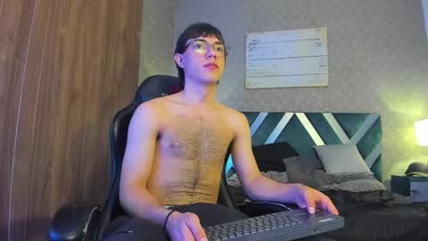 Snapshot of andreww_whitee chatting on December 2024 09:33:01 PM AndreW White online show from December 2024 09:33:01 PM