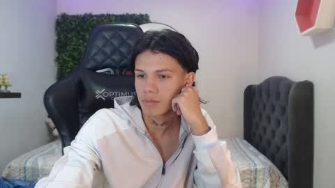 andy_dan1 online show from January 2025 04:32:02 PM