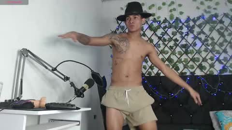 Snapshot of angel_latinguy chatting on October 2025 08:43:01 PM Angel online show from October 2025 08:43:01 PM