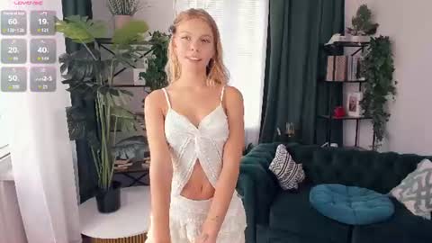 Snapshot of angelinahass chatting on August 2026 08:49:01 AM Alice WOW online show from August 2026 08:49:01 AM