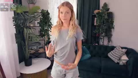 Snapshot of angelinahass chatting on August 2026 08:41:02 AM Alice WOW online show from August 2026 08:41:02 AM
